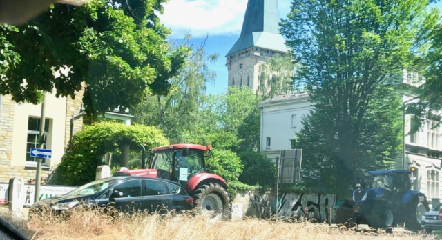 Mit Coronabstand unterwegs- im Hintergrund die Katharinenkirche