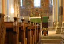 Gewitterblitz trifft Pauluskirche während laufender Taufe