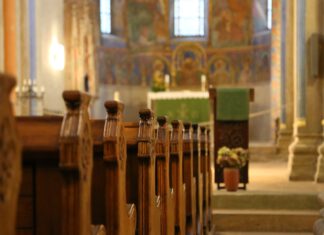 Gewitterblitz trifft Pauluskirche während laufender Taufe